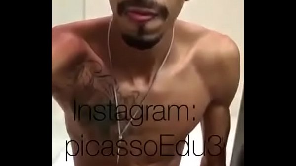 Dotado se masturbando