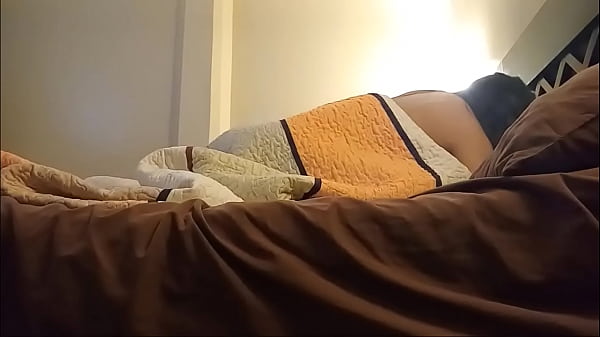 COMPA&Ntilde;ERO DE CUARTO DE MI ESPOSO ENTRA A MI CAMA MIENTRAS EL SE VA A COMPRAR COMIDA Y ME HACE CORRES 4 VECES