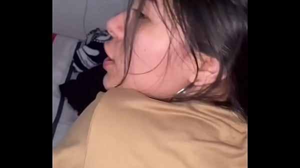 madrastra caliente me ofrece su co&ntilde;o mojado y cremoso