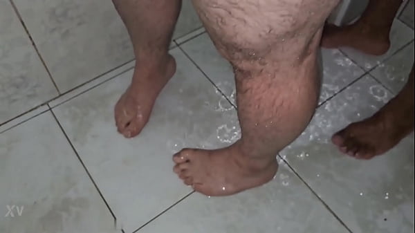 Grande galo negro fode menino branco no chuveiro.