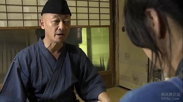 ผู้หญิงที่ถูกตรวจสอบโดยแพทย์ได้รับการรักษาโดยไก่ของเขา 