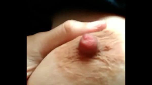 Deitada deixando os peitos sair