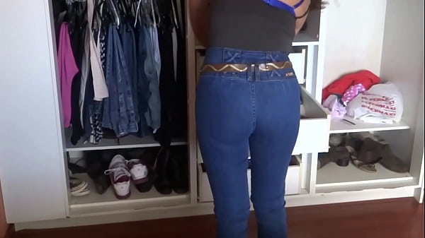 My wife is excited to show off her beautiful ass so that the maid's son masturbates and cums 