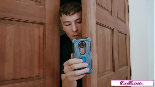 Brunette detective trades her pussy in exchange for info