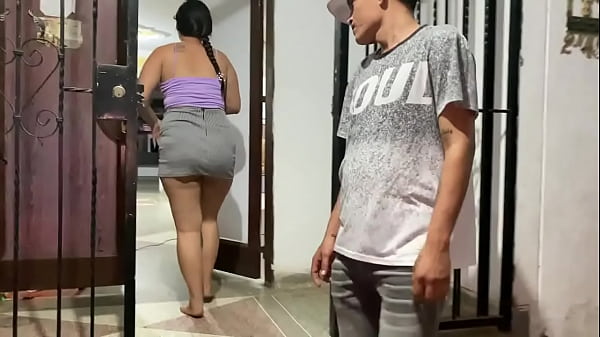 el mete su polla en mi co&ntilde;o cuando mi madre se va mi padrastro me quiere follar  mi co&ntilde;o cuando estoy sola en la casa