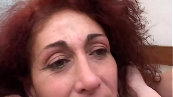 Vuole distruggere la figa di sua moglie con una spermata in bocca 