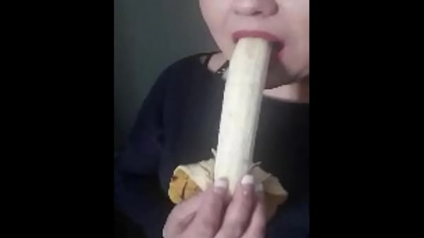 Taylorcummings deepthroating banana and stuff  