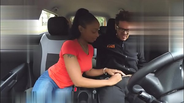 Fake Driving ganska mager svart fru med fina naturliga br&ouml;st