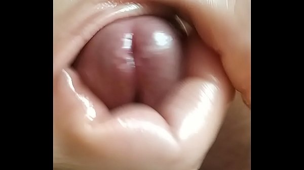 Молодой парень, дрочит на камеру и кончает.