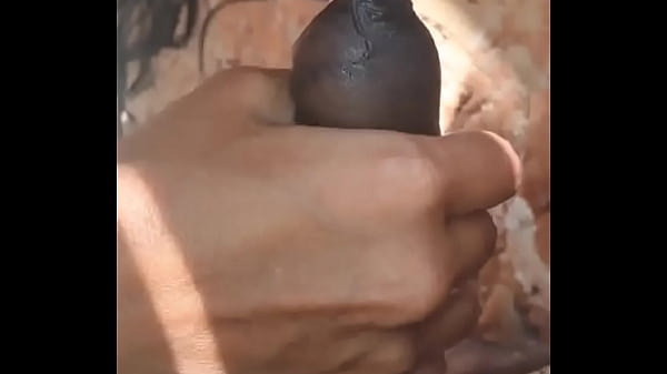 Pillo a mi vecino masturb&aacute;ndose solo y lo ayude mamando su verga quien quiere una vecina cachonda 