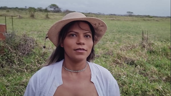 Gostosa trocou umas fotos por uma foda na casa abandonada !