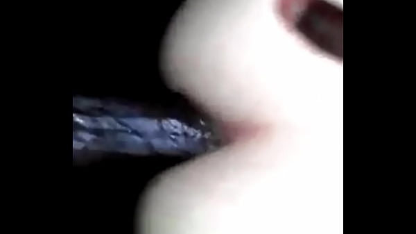 Esposa enrrabada, sendo comida pelo amigo negro dotado do marido. Novinha n&atilde;o aguenta o pau grosso entrando v&aacute;rias vezes, sendo socado t&atilde;o fundo sem seu marido saber. Putinha casada &eacute; penetrada secretamente 