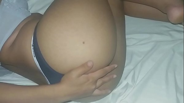 Increible sexo anal, su hermanastro le destrosa el culo con su polla negra , por peder una apuesta