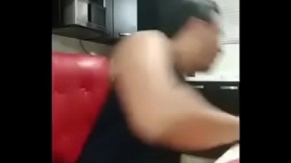 Rico Iv&aacute;n ense&ntilde;ando el paquete