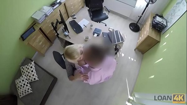 LOAN4K. Katy, jolie petite chatte, se fait d&eacute;foncer la chatte par un mauvais inspecteur des pr&ecirc;ts