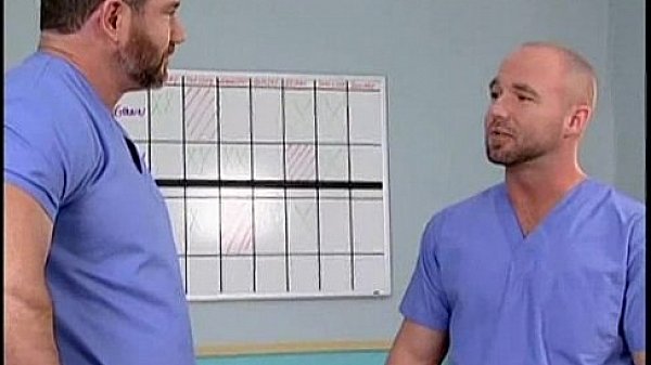 Macho peludo e musculoso no hospital