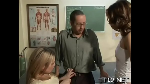 Sexy bombshell Jenny Hendrix cumming on huge meat rocket 