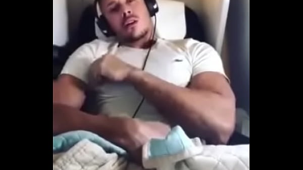 brasile&ntilde;o mostrando paqueton  