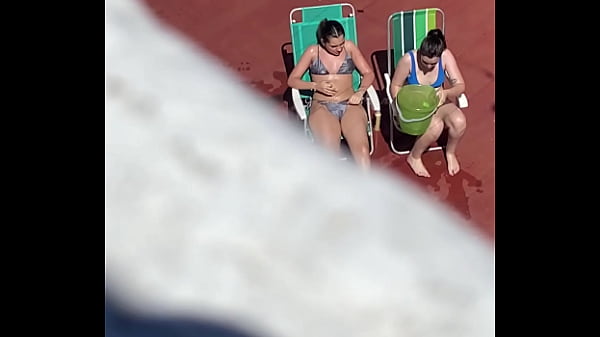 Vecina en bikini espiada 