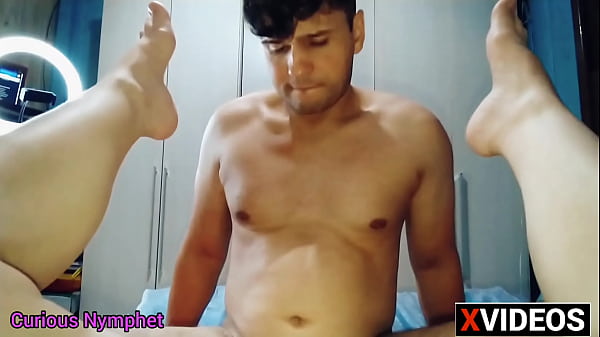 Curious Goddess - gostosa bunda grande lambendo seus p&eacute;s chupando e fodendo sua buceta  