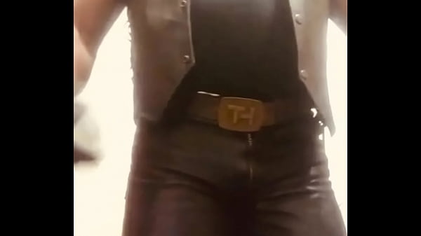 Ebony Bodybuilder Smoke-Flex Leather Fetish Nipple Pig Teaser Clips 