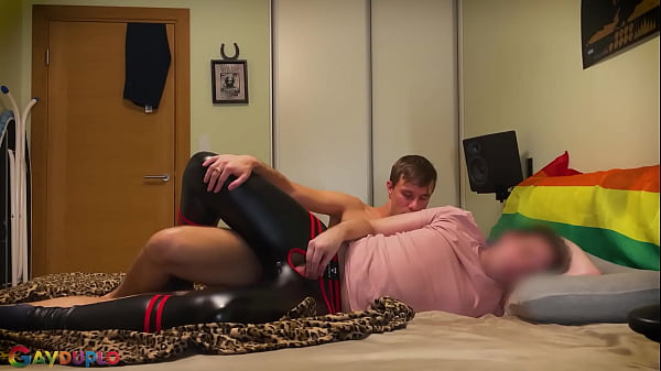 Grindr date struggle to take big twink cock