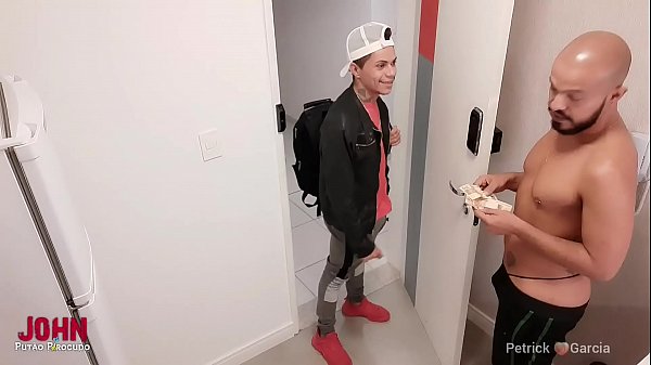 entregador cede aos encantos do cliente