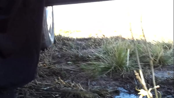 Haciendo pis en la ruta