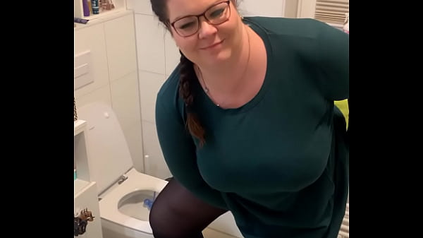 das gr&uuml;ne Kleid auf dem WC