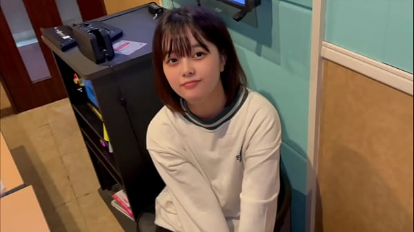 フェラだけなら浮気じゃないよね&hellip;。彼氏がいるのに男友達とカラオケで浮気する女子○生。おちんちんのイカ臭い匂い好き&hellip;