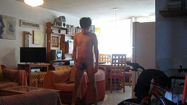 Desnudo, meada y masturbaci&oacute;n