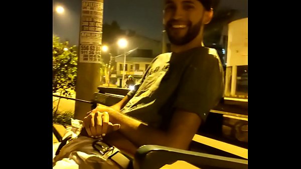 Cruising Me hago una paja en publico en calle de Medellin y me atan varias veces mucha leche