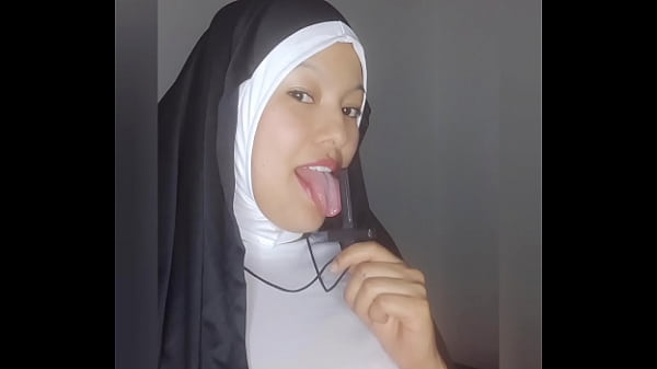 SOR RITA CALIENTE SE MASTURBA CON SU GRAN DILDO HASTA CHORREAR POR EL CO&Ntilde;O