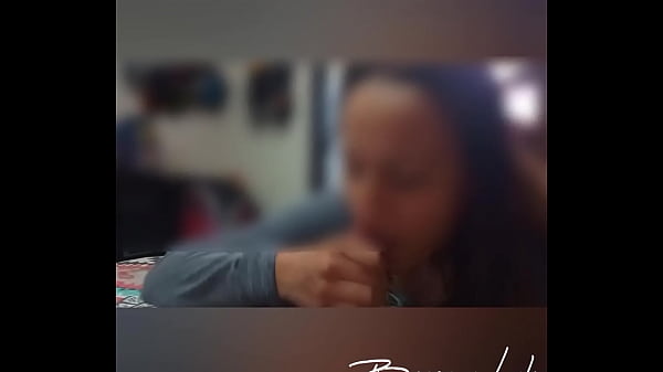 Latina chup&aacute;ndome la polla