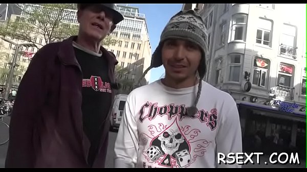 Smal titted wench sucks nice