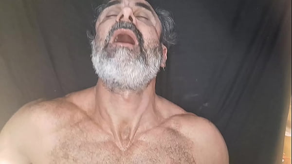 Dei gostoso para o roludao e ele socou ate as bolas pra dentro de mim