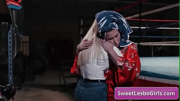 Very well fit lesbo babes enjoy making out in the ring