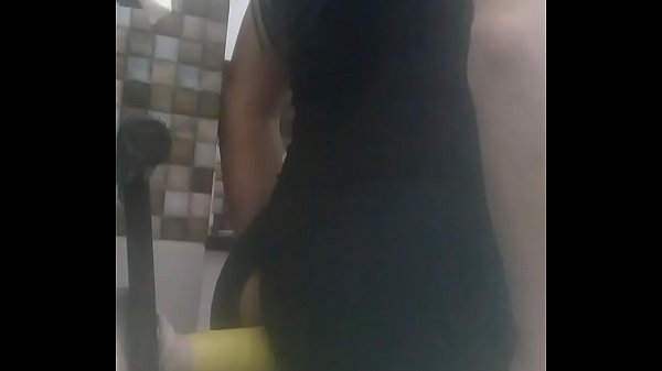 Sentando no dildo caseiro com gosto