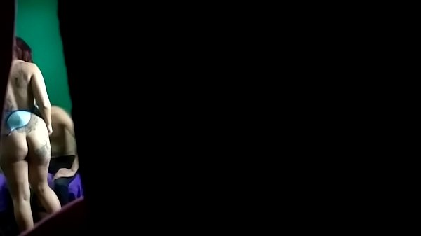 espiando a ver q hace la vecina  