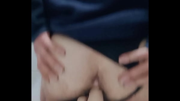 Brincando sobre el pene en el ba&ntilde;o 