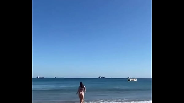 AWESOME GIRL BIG ASS BEACH