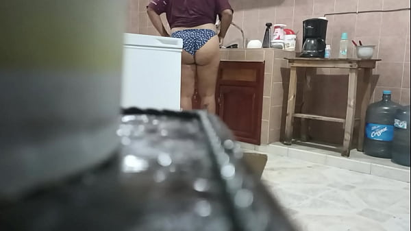 gordita lavando los trastes