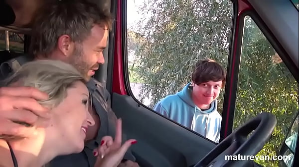 Mature Newbie sucks the driver, fucks the hitchhiker