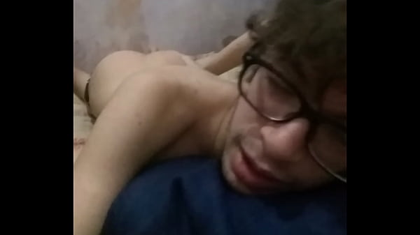 Nerd novinho most a bunda e bate nela