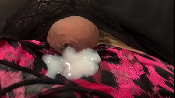 Travesti gostoso goza sem m&atilde;os