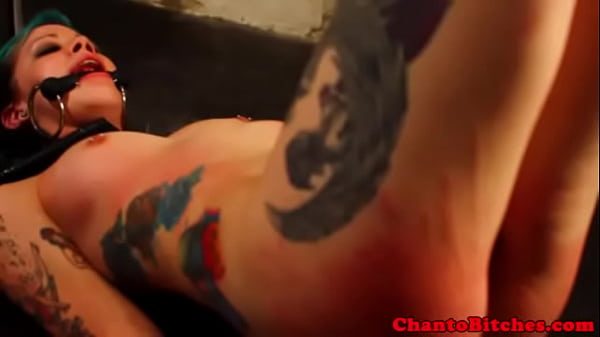 Lezdom mistress fisting her submissive