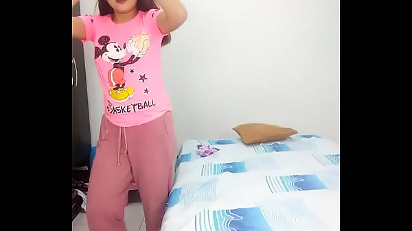 Creo que mi hermanastra quiere que mi esposo le quite su virginidad la muy perra caliente 