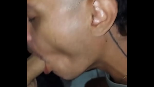 Fomos na praia e o novinho do meu trabalho falou que n&atilde;o ia deixar eu chupar o pau dele hoje mas chegou no trabalho ele n&atilde;o resistiu 