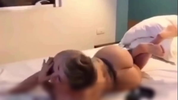 caiu na net Dando de quatro e chupando uma rola grande 