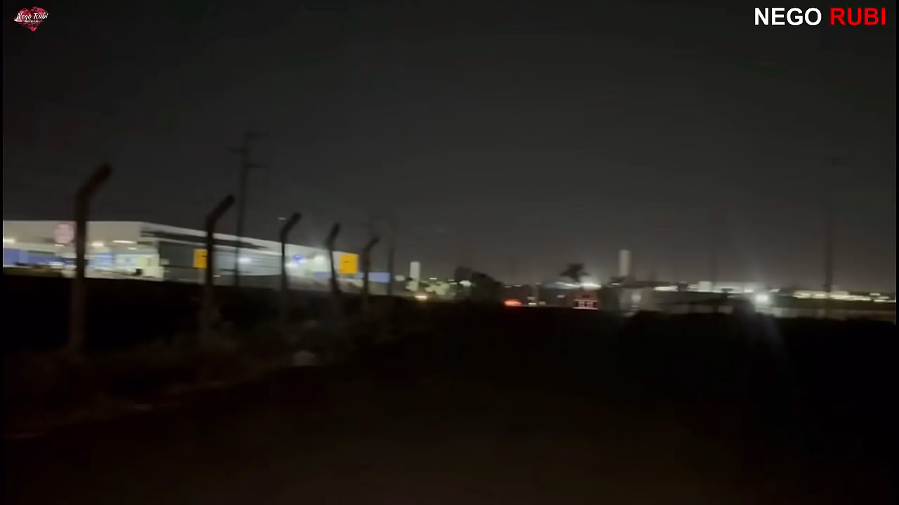 Fodendo a Deny Barbie no carro do corno e ainda sai para desfilarna rua edxibindo a rola do comedor dotado